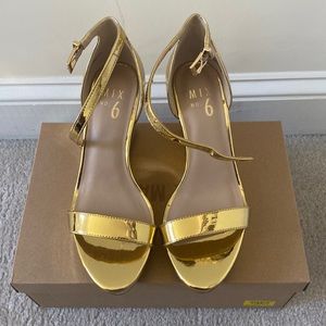 Gold metallic wedges, size 7